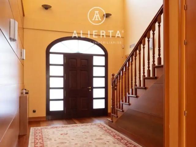 Casa con piscina en alquiler en Damas