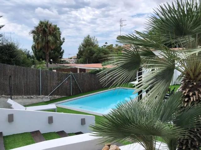 Casa con piscina en alquiler en Vallpineda Rocamar