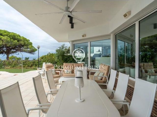 Casa con piscina en primera línea de mar en els Munts