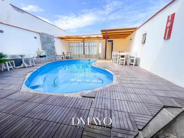 Casa Con Piscina y 5 Dormitorios con baño incorporado en 1a línea
