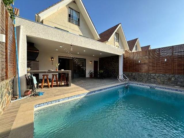 Casa con piscina y amplia manzarda 3D/3B/3E. Huechuraba