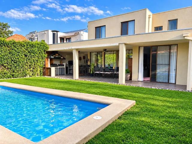 Casa Con Piscina Y Amplios Espacios En Santa Elena Chicureo