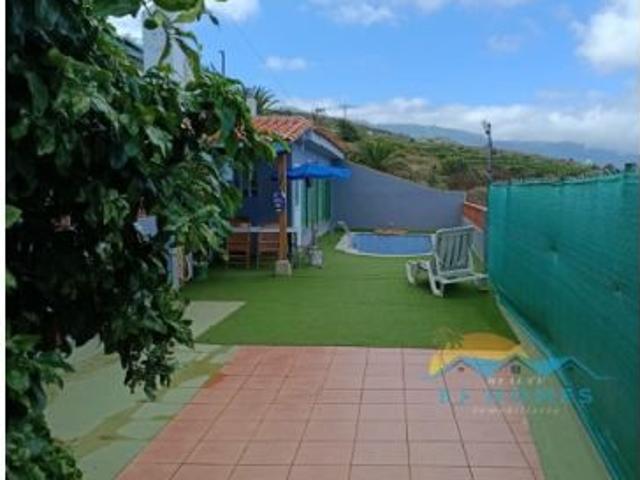 Casa con piscina y dos apartamentos en venta en Sauzal