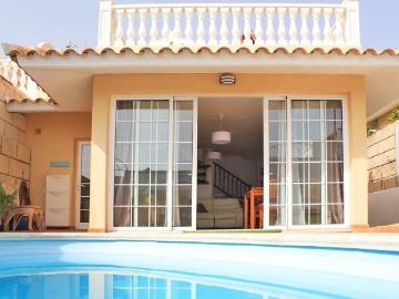 Casa con piscina y solarium con vistas al Mar en Palm mar