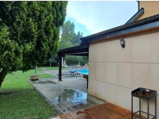 CASA CON PISCINA Y PARCELA CERRADA