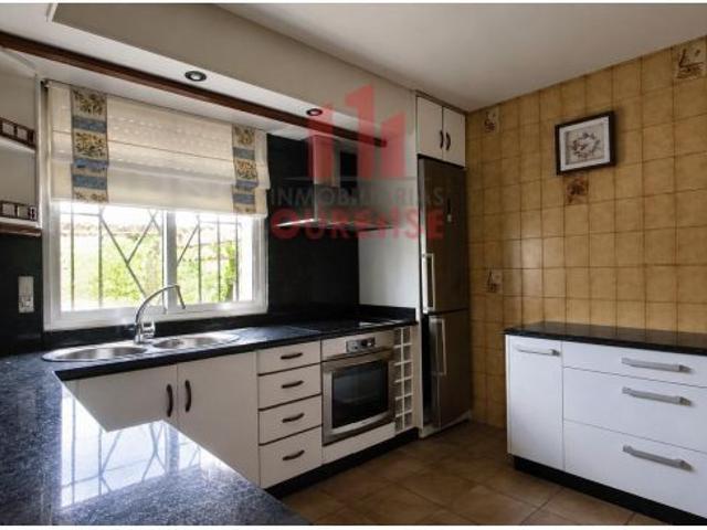 CASA CON PISCINA Y PARCELA DE MÁS DE 1000 M2 AL LADO DEL POLÍGONO DE SAN CIBRAO DAS VIÑAS