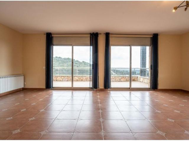 Casa con piscina y vistas a la montaña