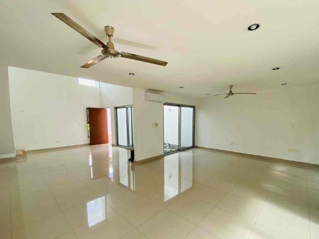 Casa con recámara en PB, de 4 recámaras más cuarto de servicio y piscina