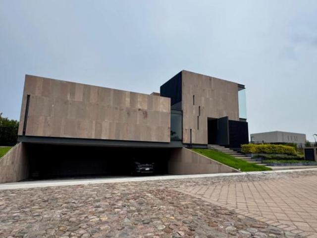 Casa en El Campanario Qro. En Venta con Recamara en Planta Baja, 4 Recámaras y Alberca