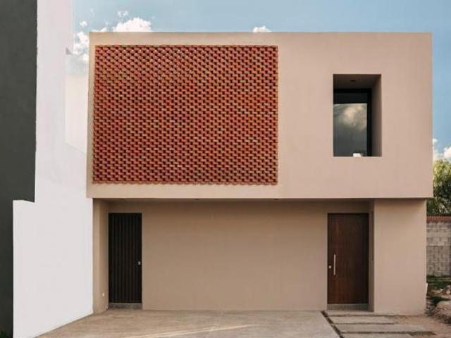 Casa con recamara en planta baja en privada