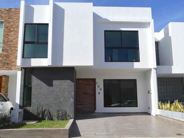 Casa con recamara en planta baja, Los Almendros, Zapopan