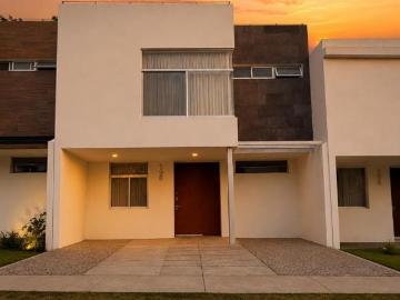 CASA CON ROOF GARDEN Y RECÁMARA EN TERCER NIVEL, EXCELENTE UBICACIÓN
