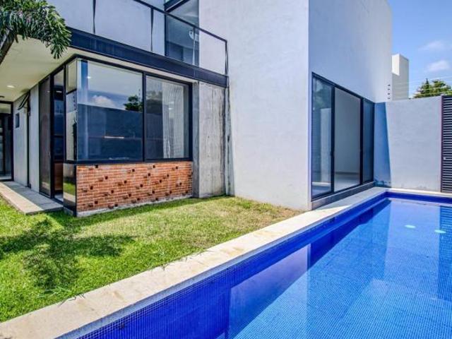 ¡CASA CON ROOF GARDEN, ALBERCA Y JARDÍN EN LOMAS DE CUERNAVACA SUR CUERNAVACA