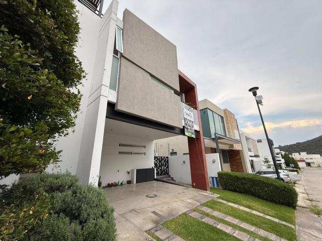 Casa con Roof Garden en Renta en Coto Los Robles Residencial Zapopan