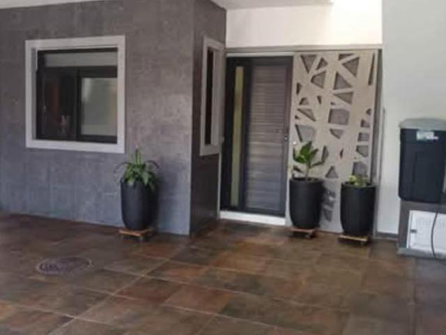 Casa con Roof, paneles, calentador solar, aljibe