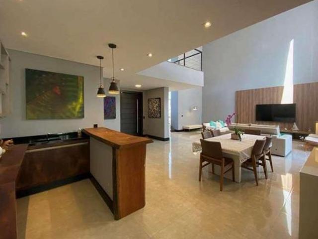 Casa de Alto Padrão no Alphaville Granja Viana com 4 Suítes e Piscina