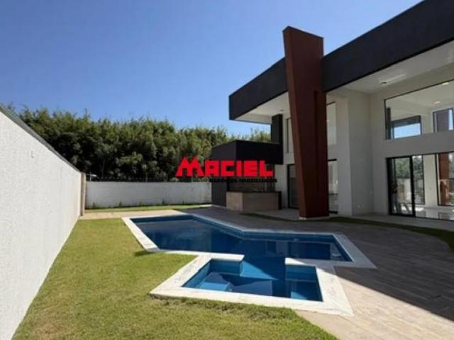 Casa Térrea à Venda no Urbanova | 700 m² de Terreno, 4 Suítes e Piscina