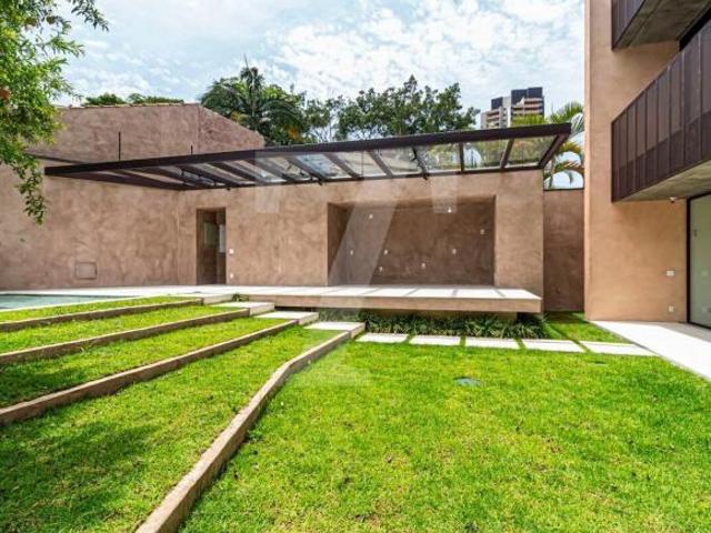 Casa contemporânea à venda na Vila Madalena 730 m² 680 m² de terreno