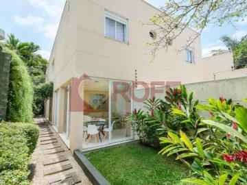 Casa Contemporânea de Alto Padrão com Piscina e Projeto Sofisticado na Vila Madalena