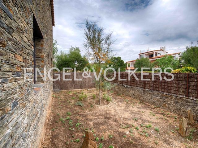 Casa contemporánea de piedra con terrazas, gran garaje y aca. 358m² Cadaqués
