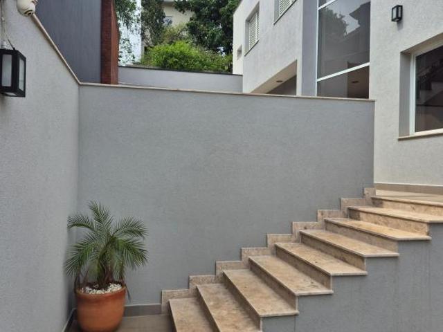 Casa contemporânea em área residencial central