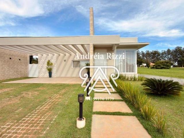 Casa contemporânea mobiliada com 3 suítes, piscina climatizada e área gourmet no Santa Bárbara Resor