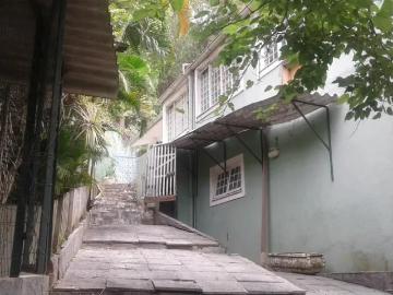 ALUGO Casa duplex 4 quartos sendo 1 suíte, terreno com piscina, 3 vagas no Cosme Velho