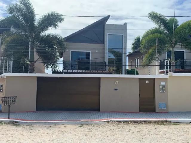 Casa duplex com 180m2 de área terreno 270m2 com piscina e energia solar na Rua Ipê no Eusébio
