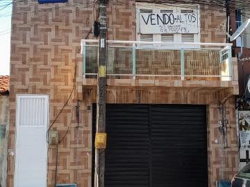 Casa duplex. Com 2 salas, 4 quartos, 2 cozinhas, 2 banheiros e 2 áreas serviço