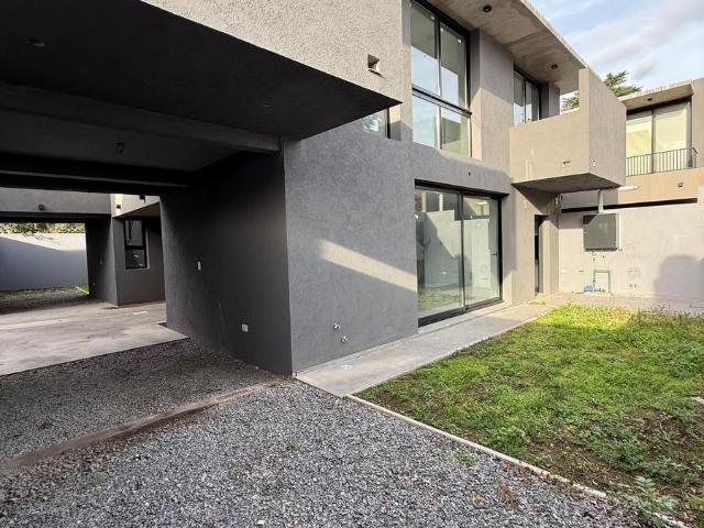 Casa duplex en condominio cerrado Adrogu