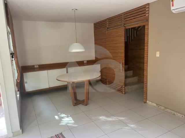 Casa Duplex Espaçosa à Venda com 4 Quartos no Condomínio Caborges