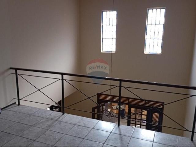 Casa duplex para locação com 05 dormitórios em Luciano Cavalcante