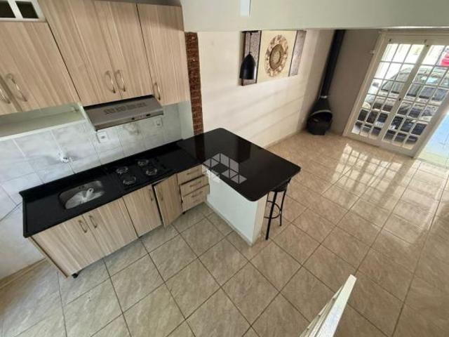 Casa duplex semimobiliada, 01 dormitório em condomínio fechado no Arroio Grande