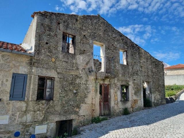 Casa da Serra Ruína de pedra de granito para renovação na encantadora vila de montanha