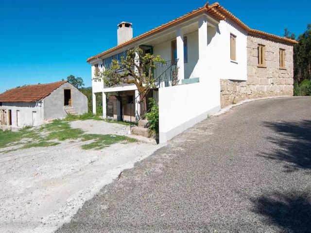 Casa da Serra Verde — Moradia em Granito com Vários Edifícios Registados, Próxima de Tondela