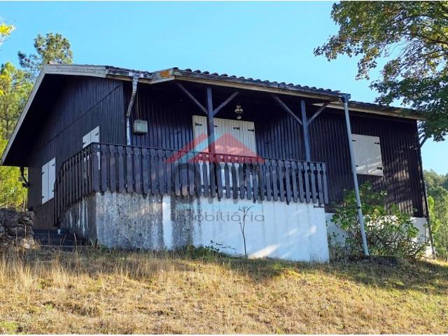 Casa de Madeira com Terreno de Mais de 4.000 m² Natureza e Tranquilidade