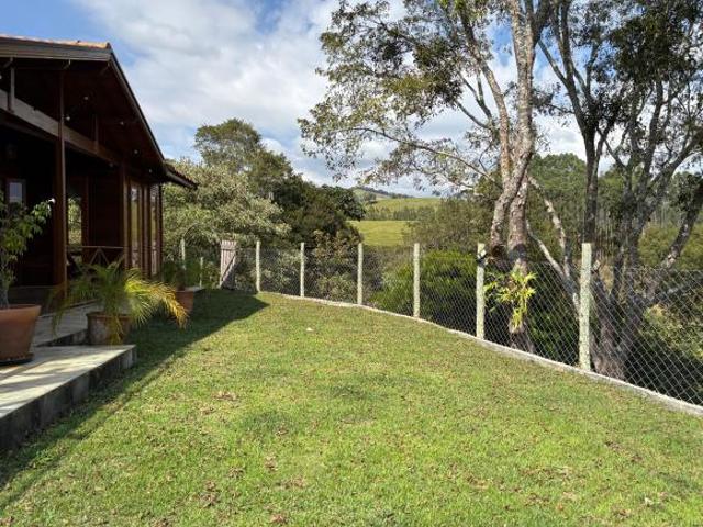 Casa de madeira com vista para a serra da Mantiqueira!