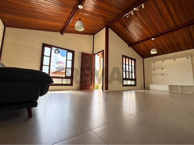 Casa de madeira à venda no Jardim Siriema, Sorocaba | 4 quartos, piscina e 266 m²