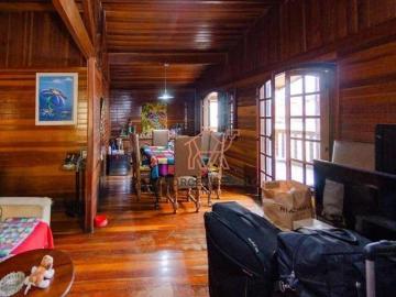 Casa de madeira à venda no Santa Lucia!