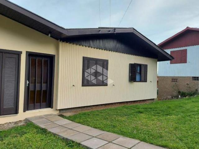 Casa de madeira no Bairro São João bem localizada perto da Rodovia