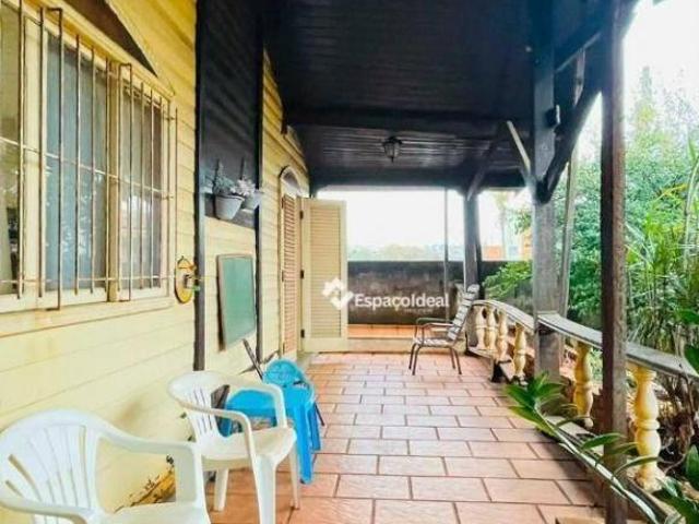 Casa de Madeira Nobre no Centro | 4 Dormitórios e 2 Suítes