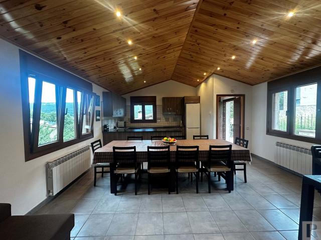 Casa de montaña a los pies del Pedraforca – Vallcebre Berguedà 360 m² construidos · 250 m² útiles · Terraza y patio exterior. Garaje · Capacidad para 13 personas