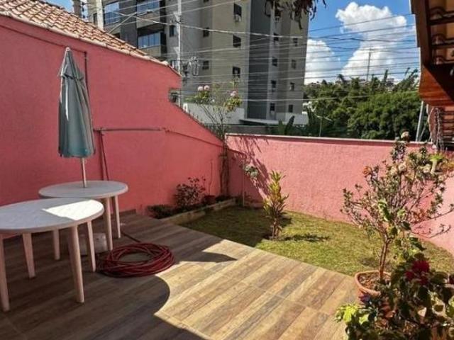 Casa de Ótimo Padrão Totalmente Reformada – Conforto e Sofisticação Prontos para Mo