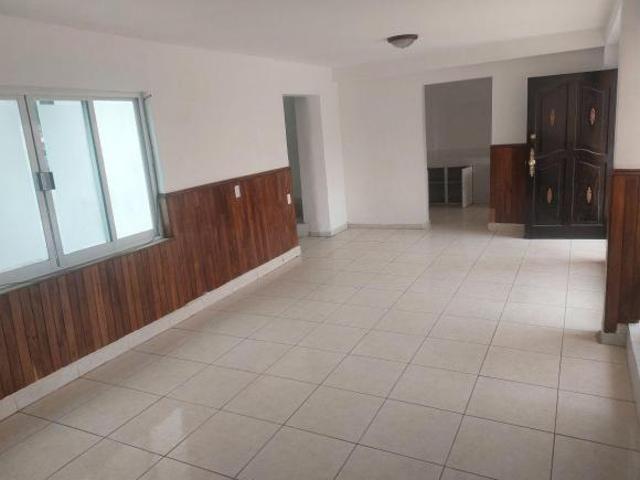 CASA DE OPORTUNIDAD REMODELADA MUY CENTRICA..