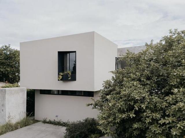 Casa de Autor en condominio atrás de Galerías Santa Anita