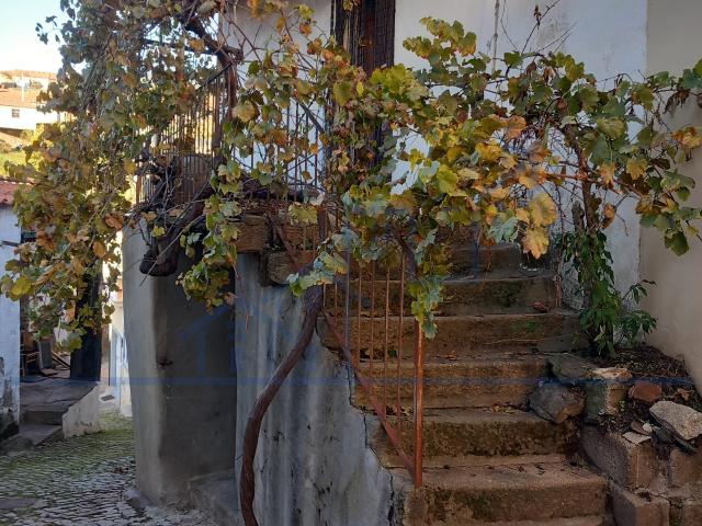CASA DE AGRICULTOR NA ALDEIA HISTORICA DE MOS MONCORVO