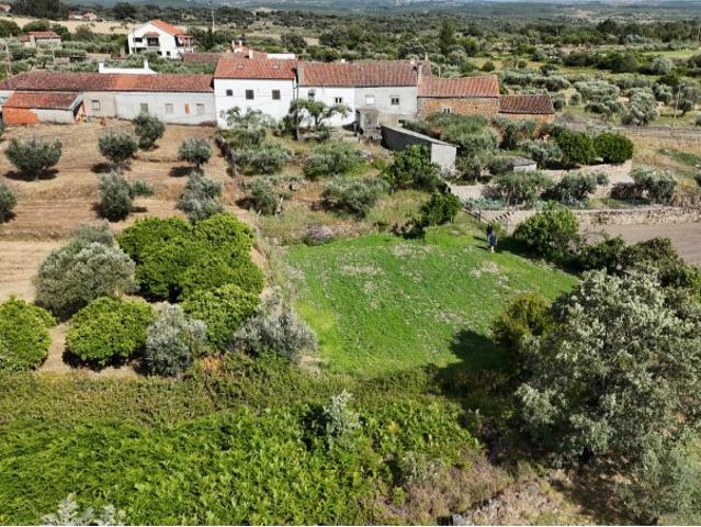 Casa de Aldeia Tradicional em Pedra em Banda com Pátio de Granito, Jardins e Belas Vistas sobre o Campo