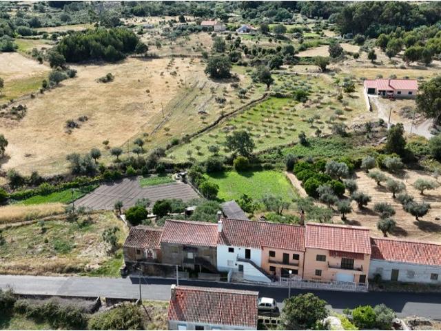 Casa de Aldeia Tradicional em Pedra em Banda com Pátio de Granito, Jardins e Belas Vistas sobre o Campo