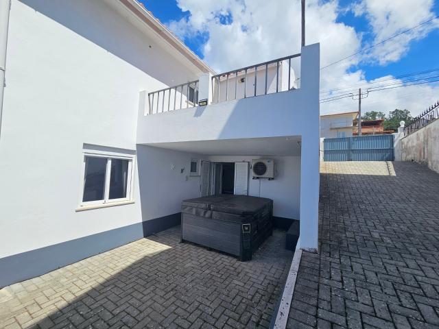 Casa de aldeia tradicional renovada com interior moderno e e. 125m² Alcobaça