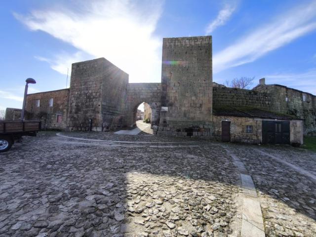 Casa de aldeia à entrada do Castelo Mendo Almeida Guarda Centro de Portugal